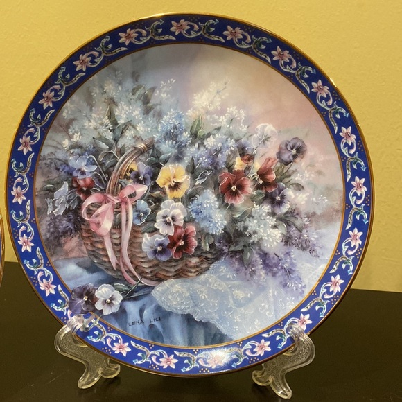 W. L. George Fine China, Set of 3 Lena Liu’s Basket Bouquets Collection Plates - Picture 3 of 8